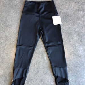 (NWT) Beyond Yoga workout legging